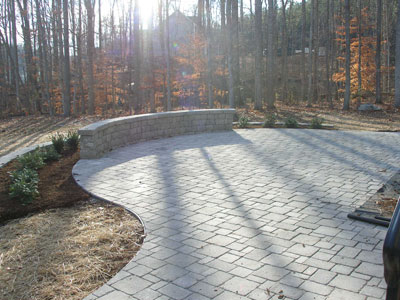 curved paver patio with seatwal