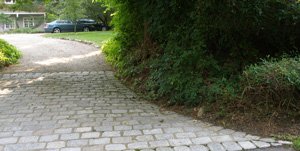 driveway apron in cobblestones