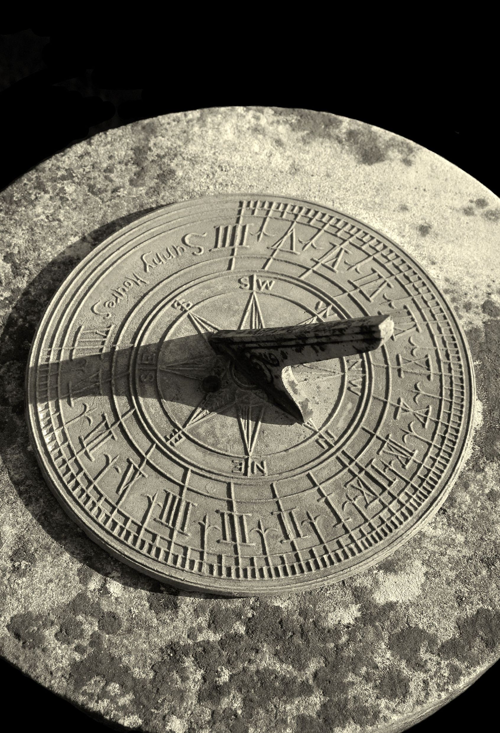 Sundial clocks garden sundial
